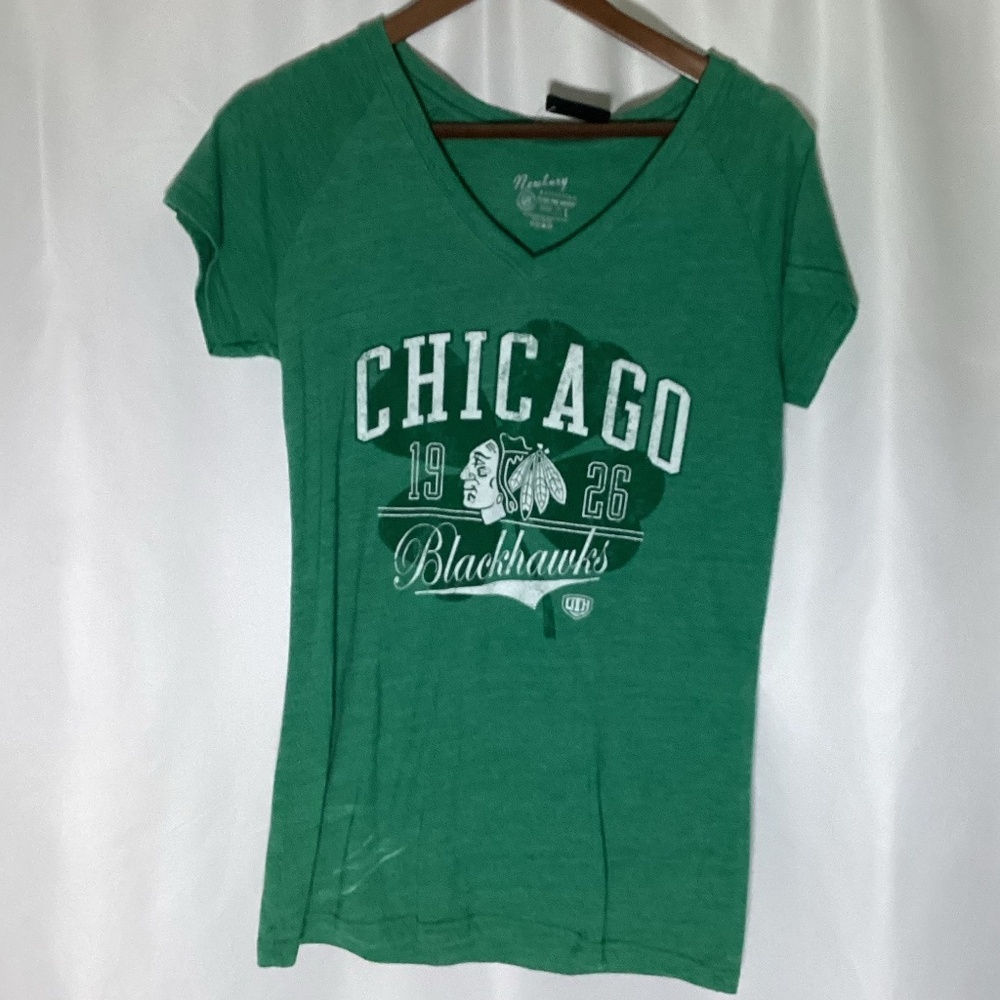 1279. Chicago Blackhawks Green T-Shirt EUC Large